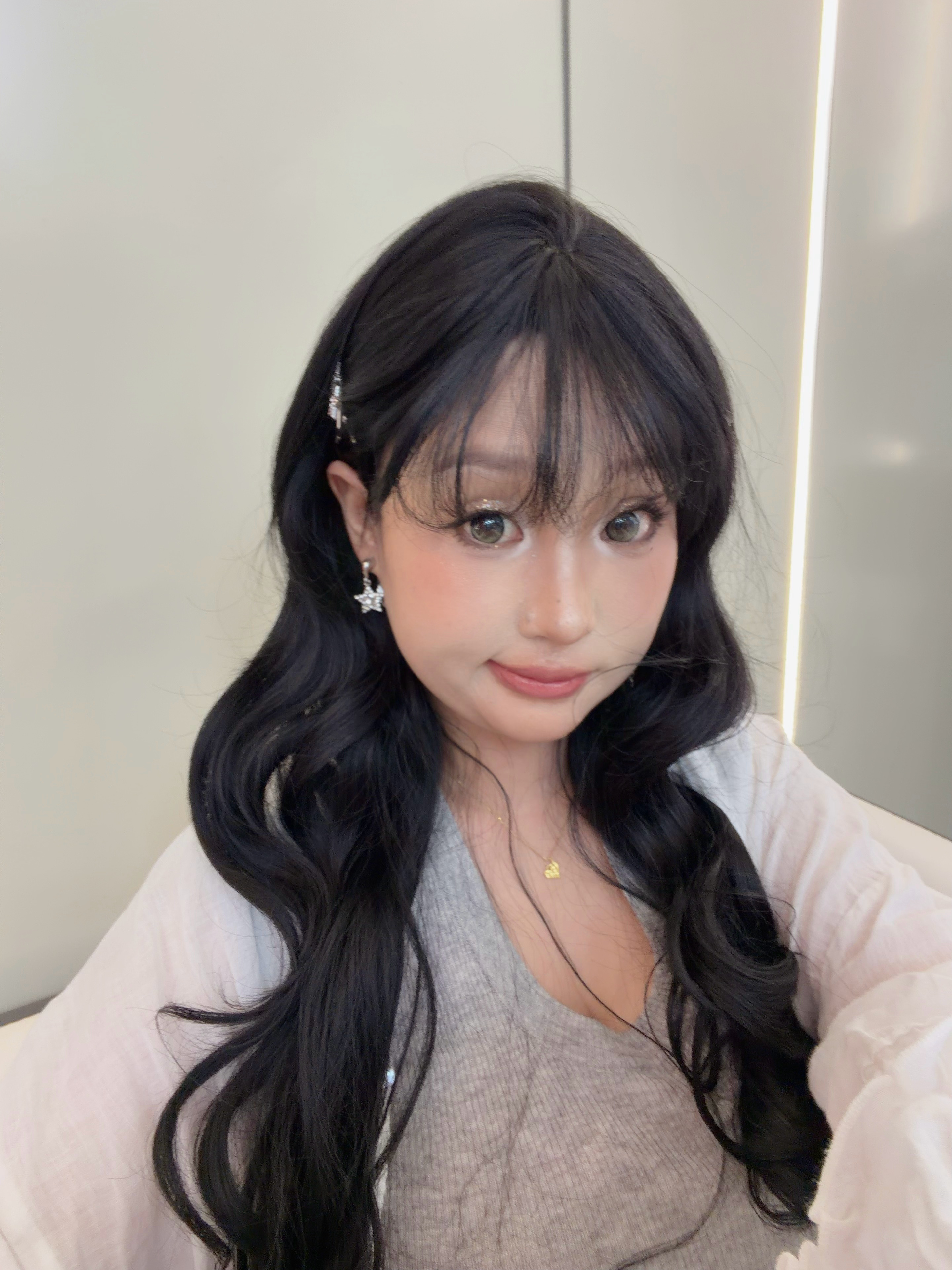 小外甥女又剪头发来了哈哈🤣我和我姐突发奇想直接给她剪短发，然而她不好好和我拍照