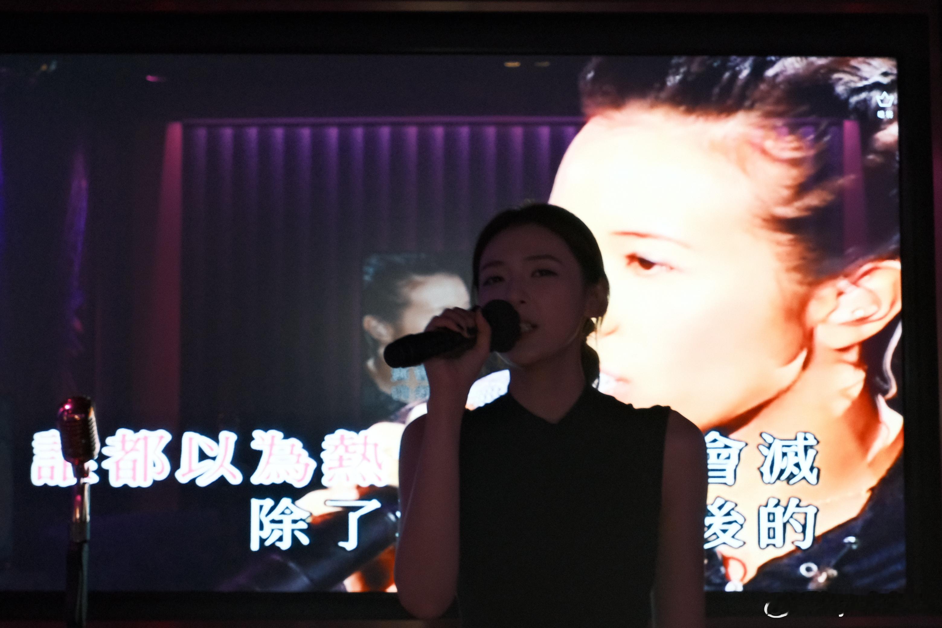 好好笑。我朋友在ktv就这样给我直拍。 