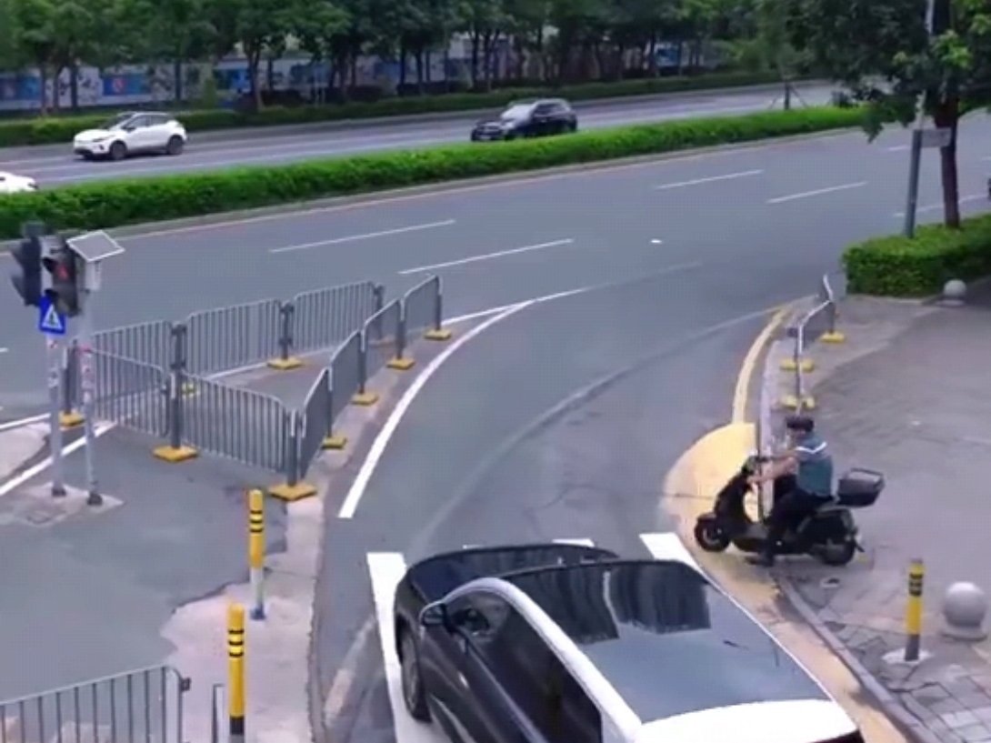 外国友人称技术让日常驾驶更安全老外希望中国智驾落地本土现在中国智能驾驶属实火出圈