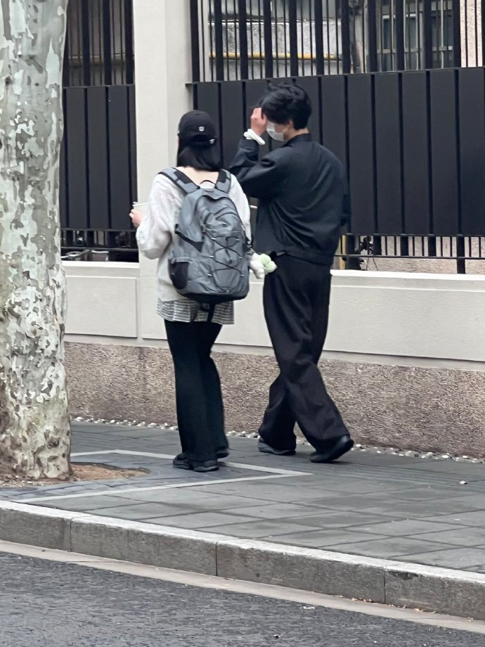 全上海网友都在偶遇朴宝剑 感觉整个上海的网友都在偶遇朴宝剑。 