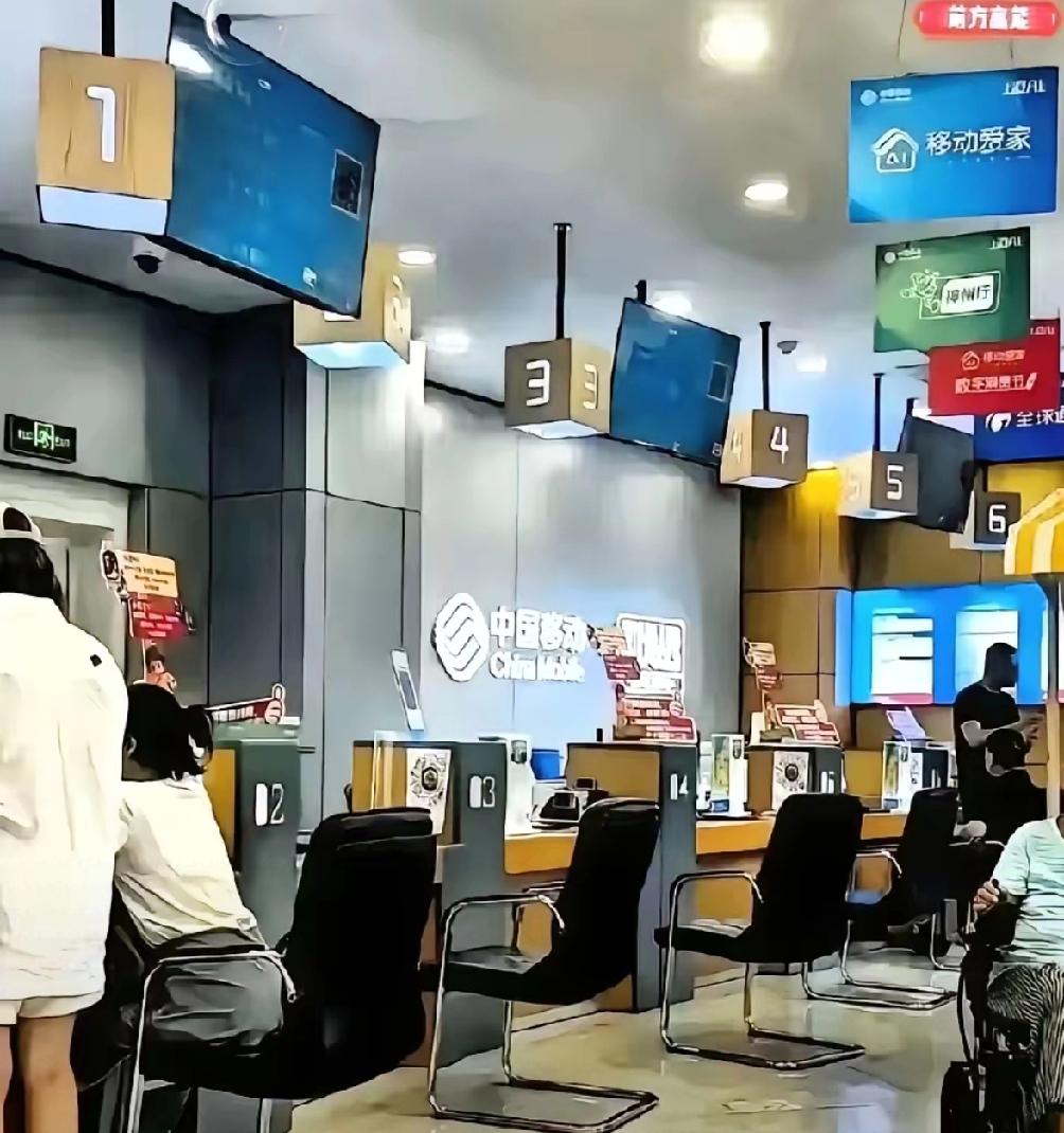 女子销号被要308元违约金，柜员偷偷教两招，白省几百块
 
女子去营业厅销号，被