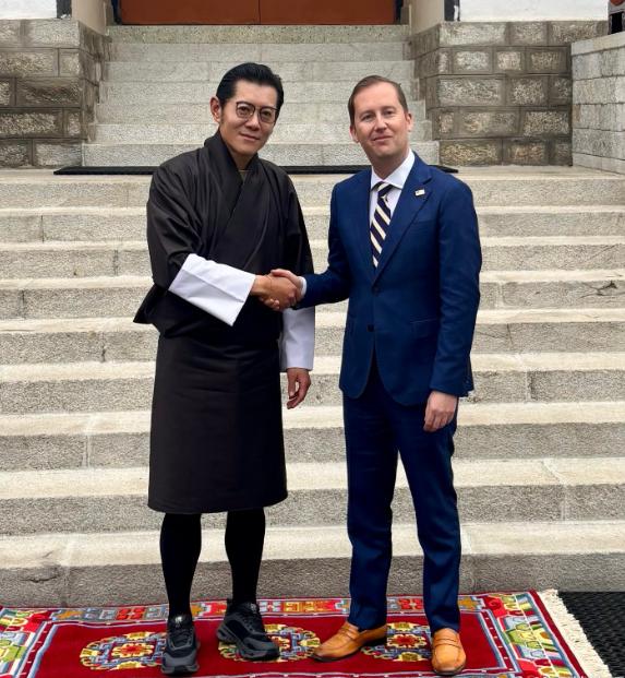 美国驻印度大使戈尔突然访问不丹。

这是3月7日到9日的行程，戈尔能够得到印度同