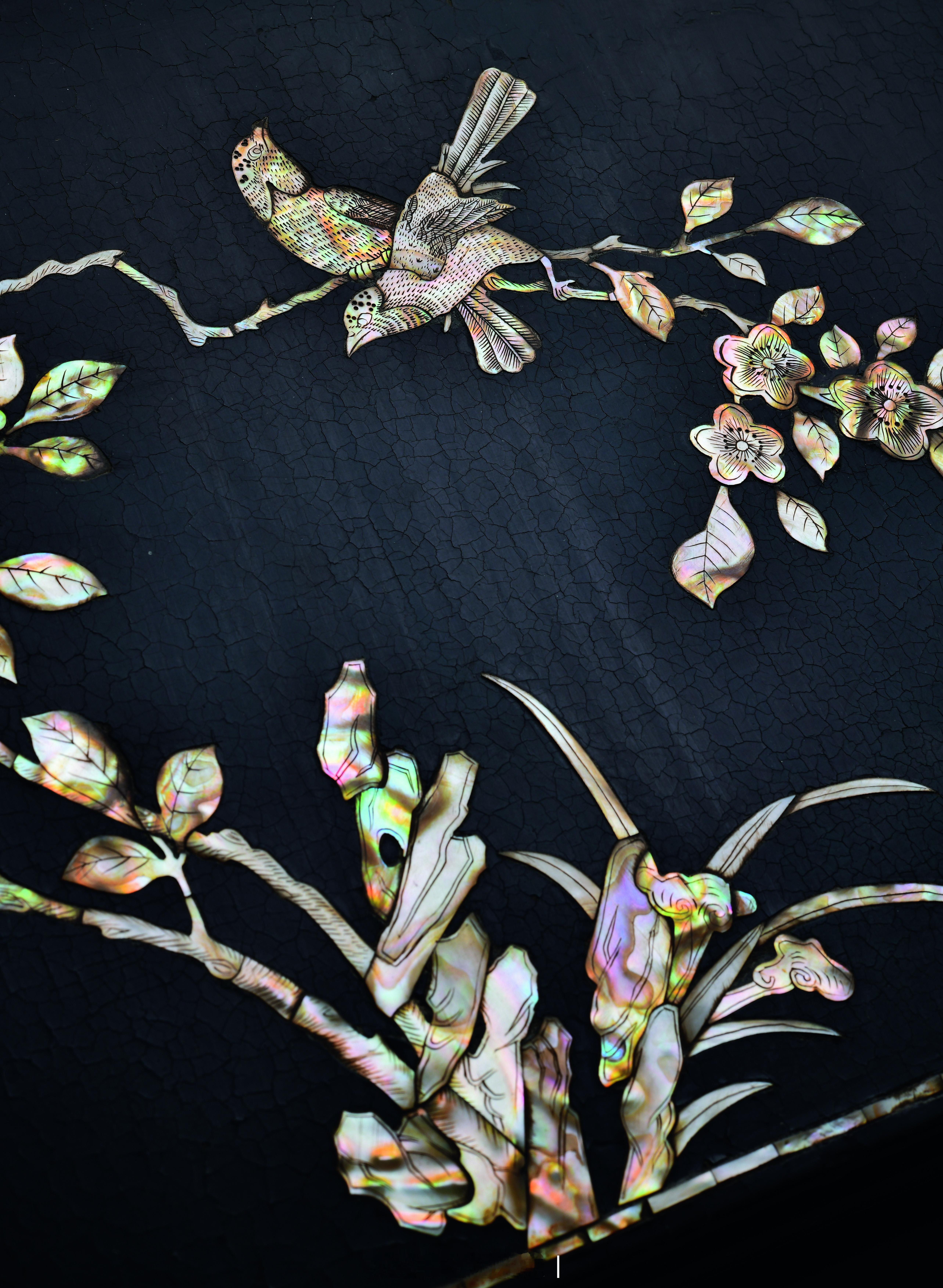 明 黑漆嵌螺钿“喜上眉梢”图翘头几器作几案形，长方形矮体，以木为胎，经攒装髹饰黑