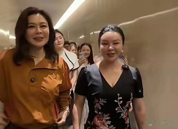 64岁关之琳现身武汉被路人拍下生图，打破大众对冻龄的固有想象。一身橘色衬衫搭配高