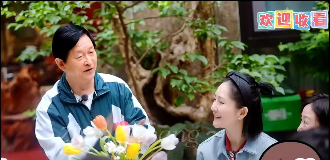 当家宴变成即兴舞台，谢娜把生活过成了综艺现场。为父母送花时秒切捧哏模式，一来一往