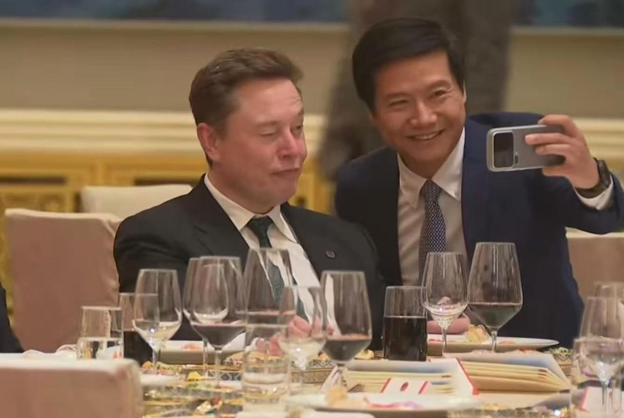 马斯克又出圈了，不是因为特斯拉，而是在会场上各路商界大佬都围绕他拍照，为啥他是C