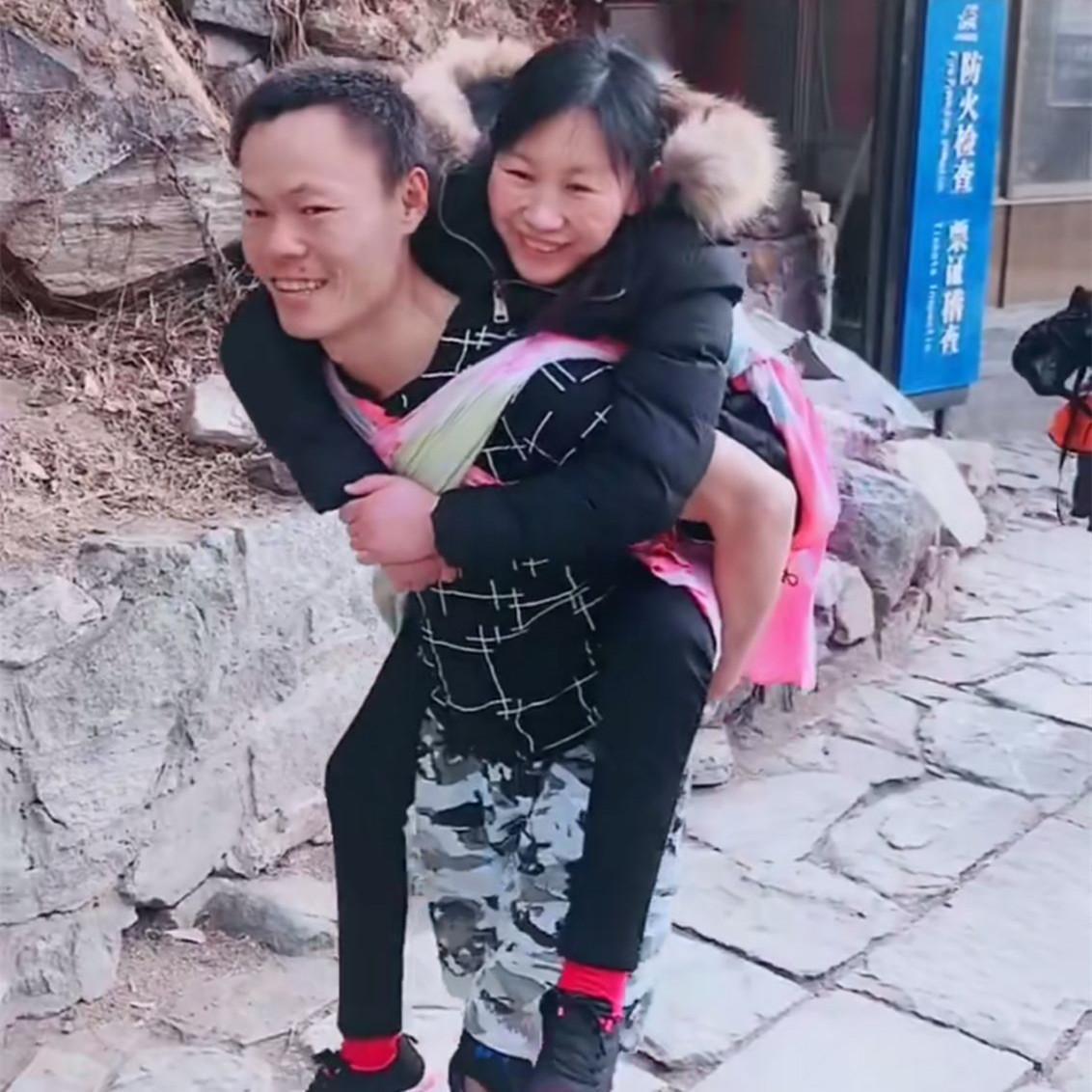 爱情的力量！2008年，21岁女孩为爱翻墙意外瘫痪，男友不离不弃，不惜与父母断绝