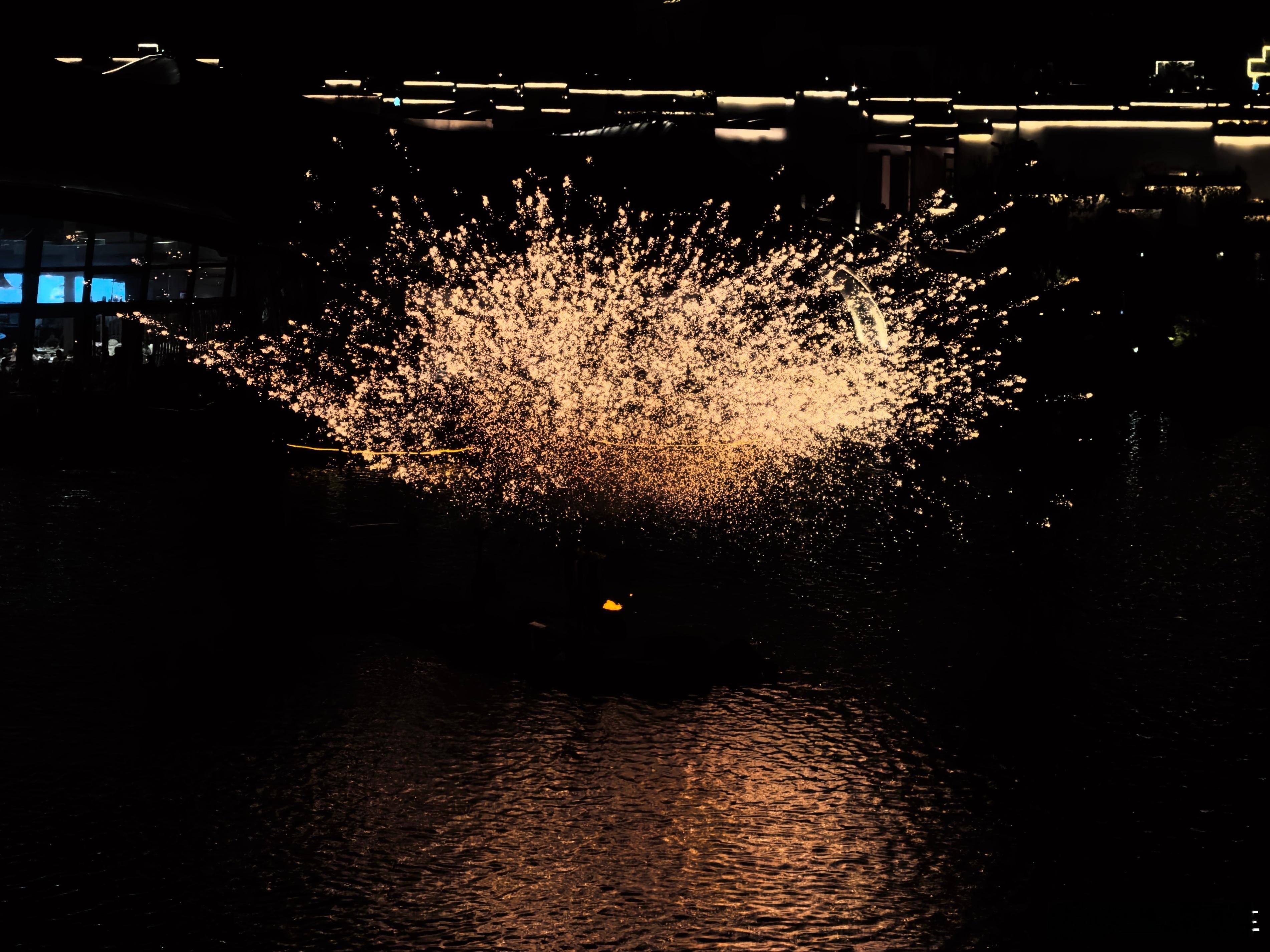 打铁花大家看过吗？我去年国庆去旅游的时候就欣赏过，场面确实挺壮观。最近春节大家有