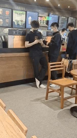 大头：弟啊！我胳膊疼，给我来两下！
石头：(乖乖捏一捏又拍一拍大头胳膊)哥，这力
