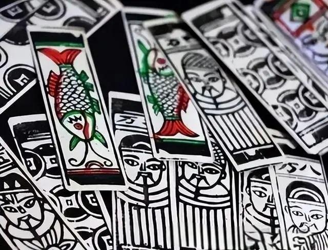 分享今日的感悟如图是什么东西，年轻人没见过。这叫“纸牌麻将”，上世纪六、七年代破