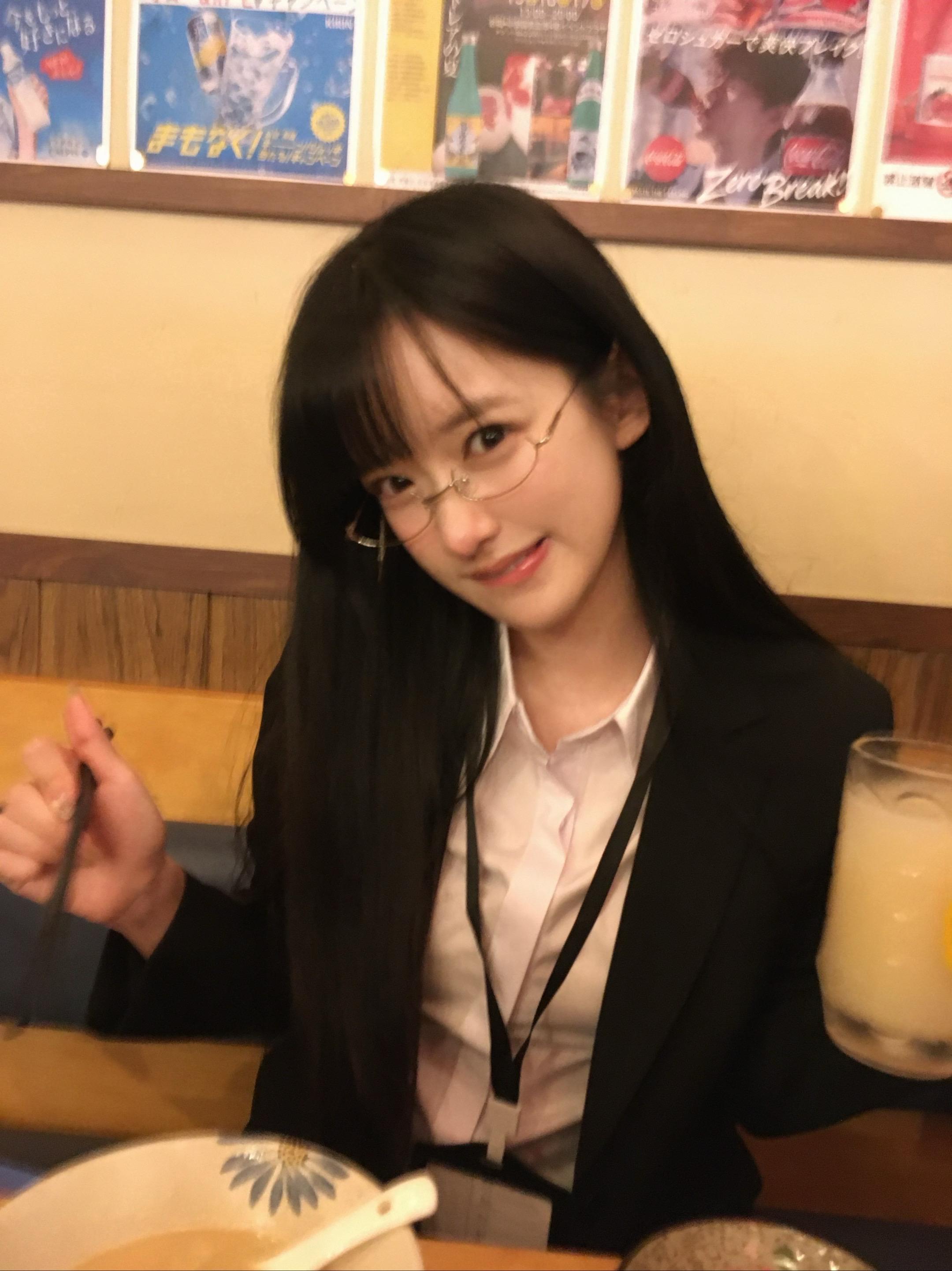 那个沉默寡言的眼镜女同事