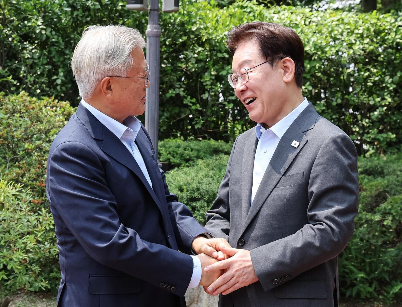 李在明与文在寅共进午餐
韩联社7月1日报道，韩国总统李在明邀请前总统文在寅共进午