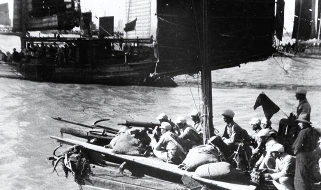 1942年，渔民陈根土载着16个日军过江。不料，船到江心，他突然哈哈大笑，纵身一