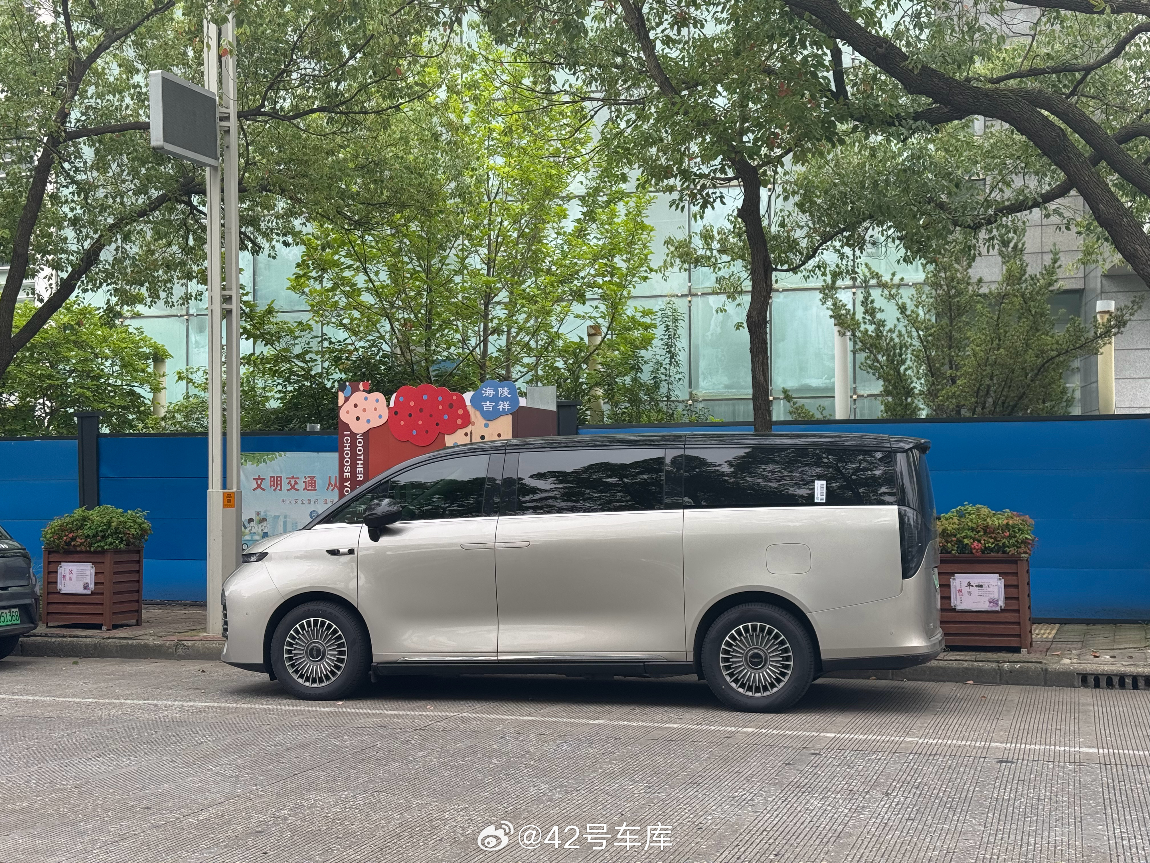 侧面看窗线真的很高啊42how新能源汽车
