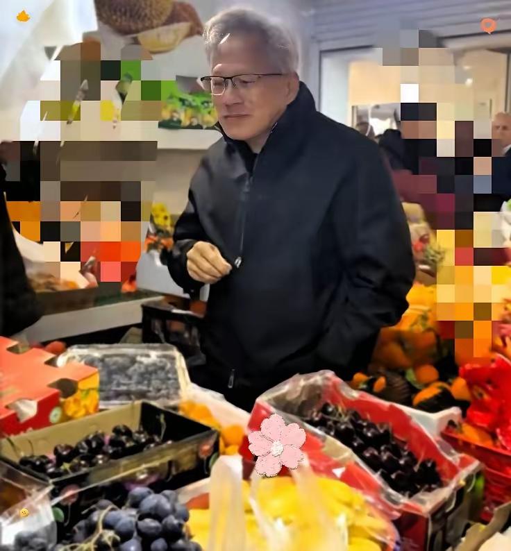 黄仁勋逛水果摊，第一家试吃遭拒，黄平和离开。
​第二家不仅让试吃，还主动給洗洗。
