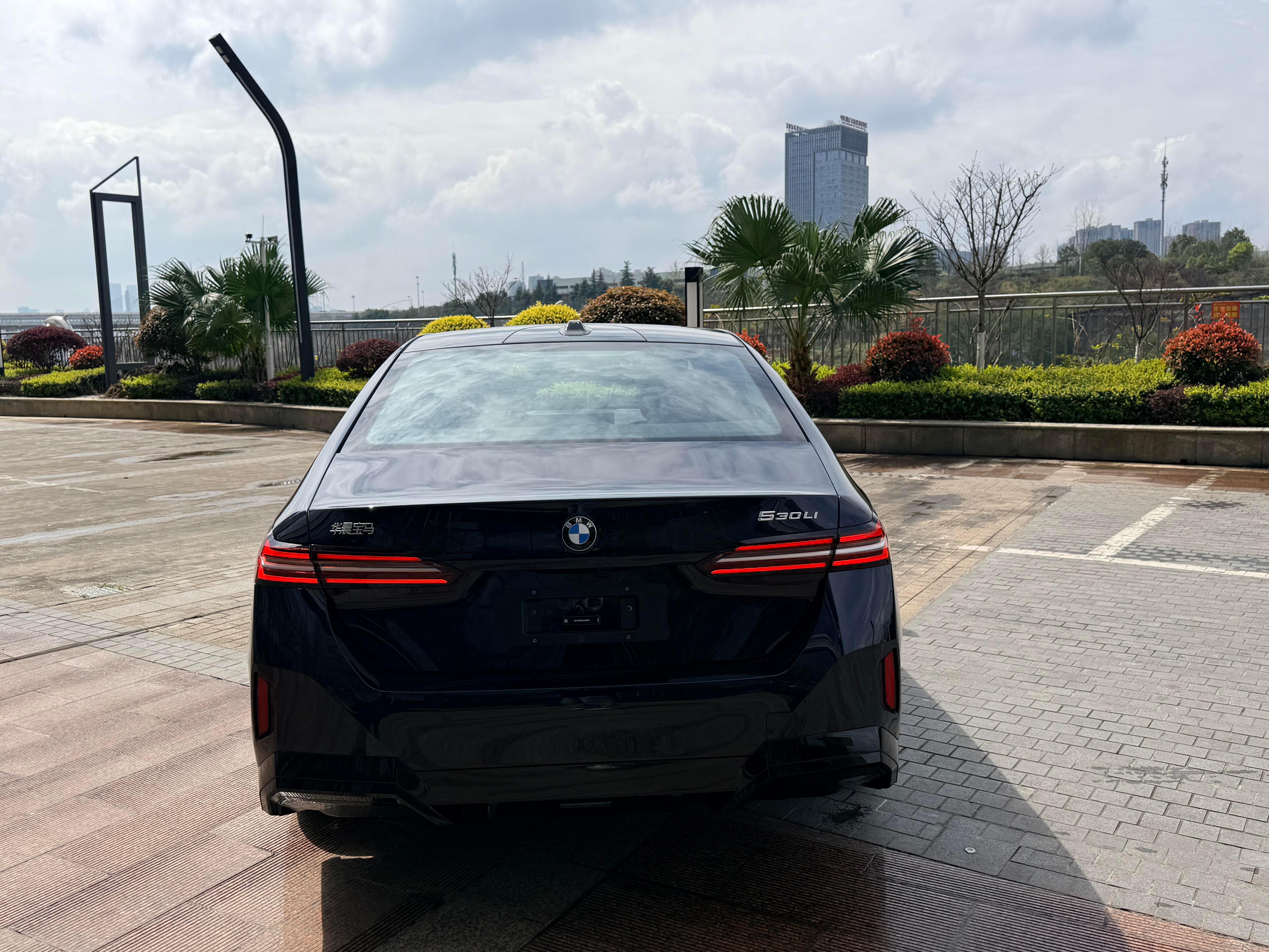 26款 宝马530Li 领先型M运动套装宝石青/红内指导价：40.8万全款裸车：