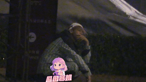 黄子韬好像潦草小狗 黄子韬和徐艺洋收工后，与工作人员一起在公司门口抽烟，抽完烟后