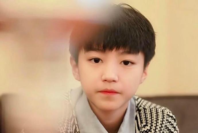 新浪娱乐你也过六一啊 说到明星童年照，那不得不提我们养成系鼻祖TFBOYS~三小