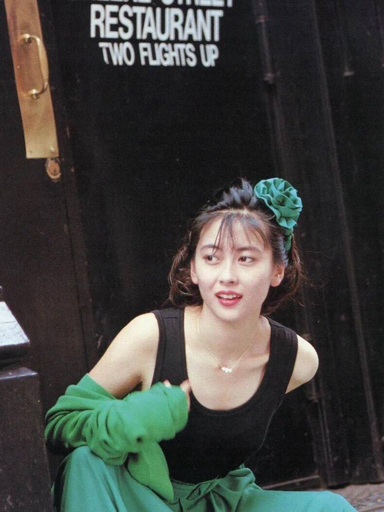 中山美穗的一组写真照来自《Ambivalence》, 1989年9月初次发行摄影