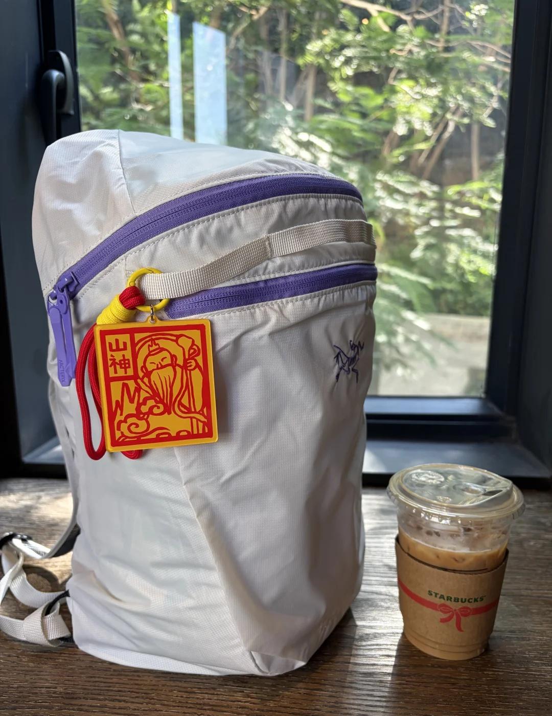 徒步人的“仪式感”挂件⛰️山神保佑
徒步包上就该挂平安符～
这个平安挂件真的好戳