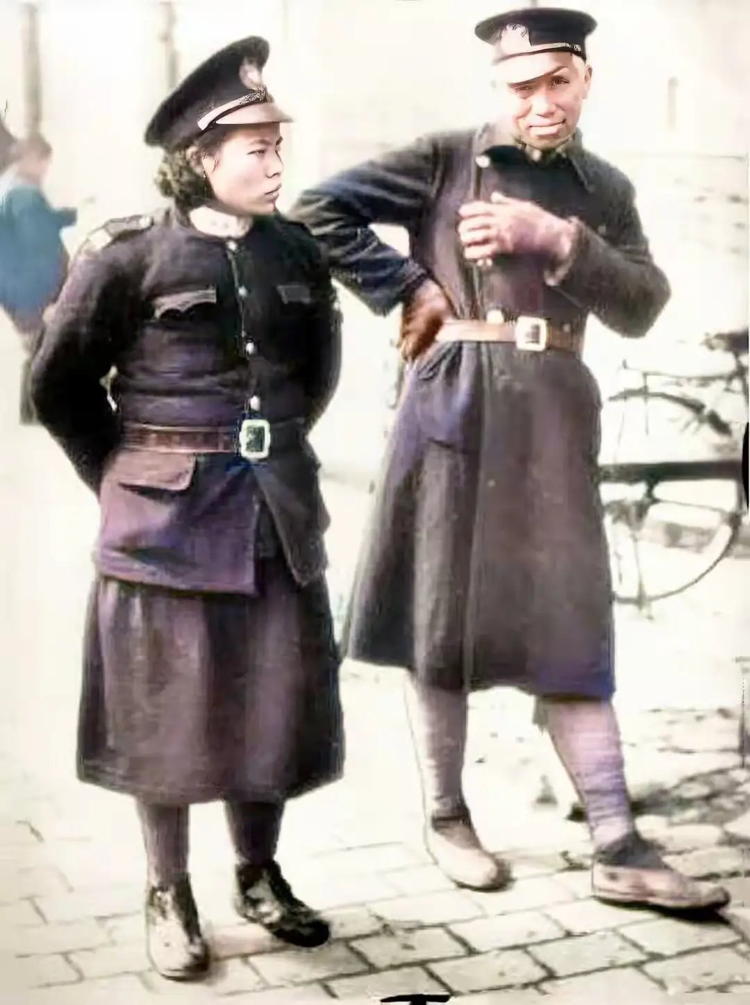 1941年上海，两名伪警察的镜头，一个背着双手，另一个则扭捏作态 