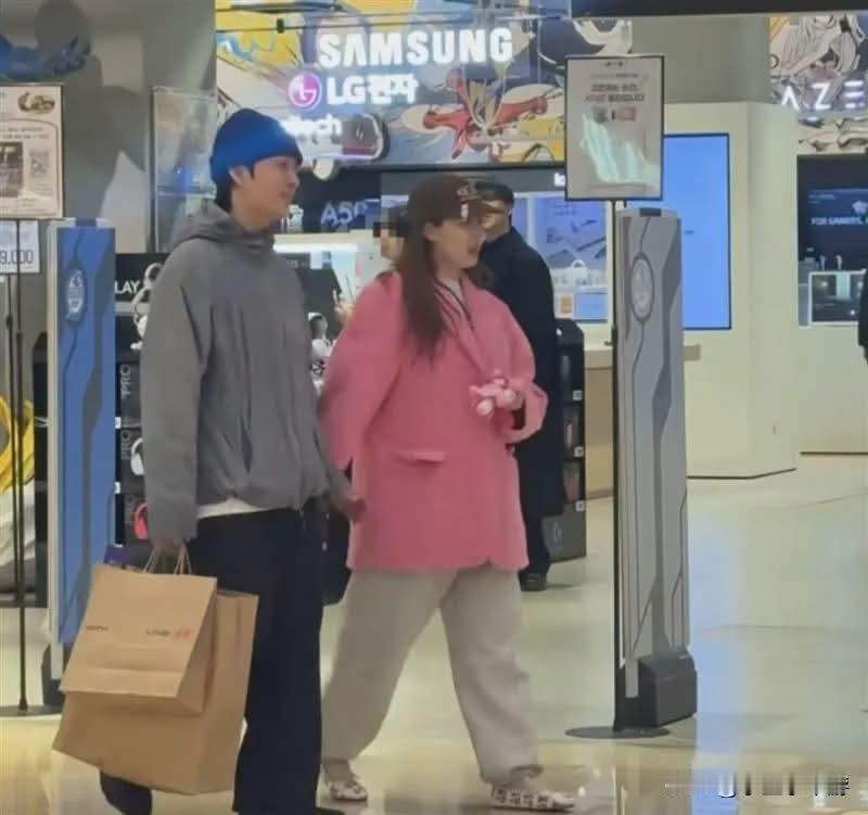 韩国女星泫雅日前在韩国某购物中心被网友偶遇，身穿粉色宽版大衣的她，看起来比以往“