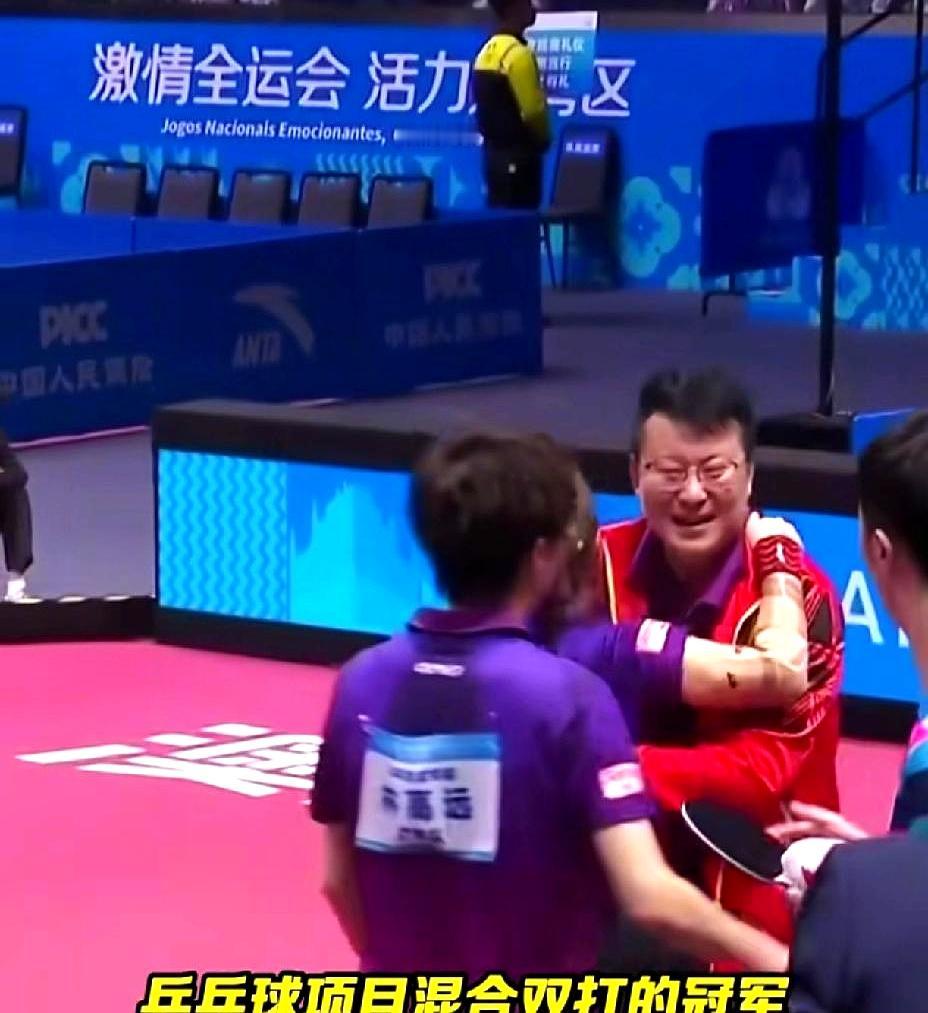 谁懂啊！全运会混双决赛这场逆转战，教练比选手还抢镜！  
 

广东组合林高远/