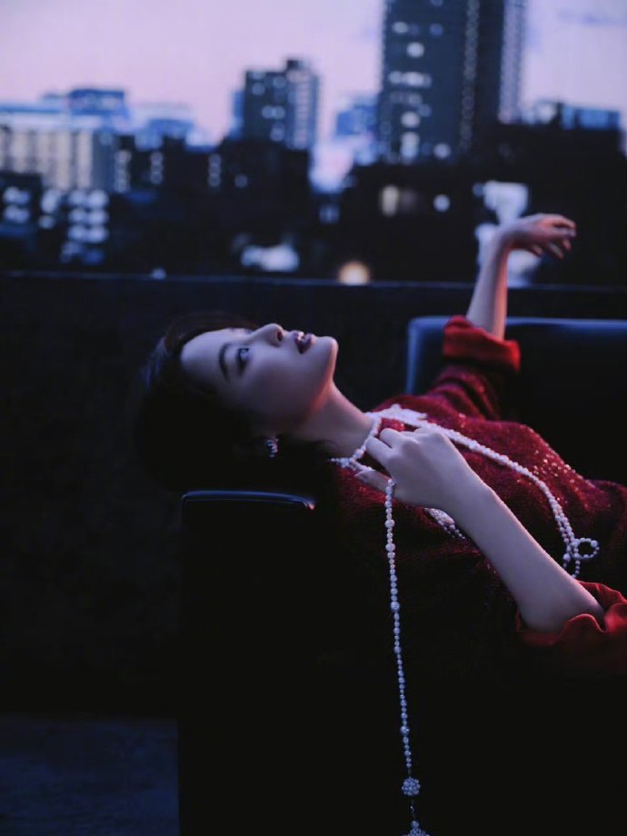 辛芷蕾微博之夜第二套 [惊艳]辛芷蕾微博之夜第二套造型杀疯了！红色亮片满缀开衩裙