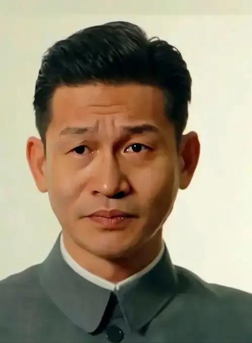 有一次，张艺谋问余皑磊：“有个男三号，演不演？”他接了，结果没火。不久，张艺谋又