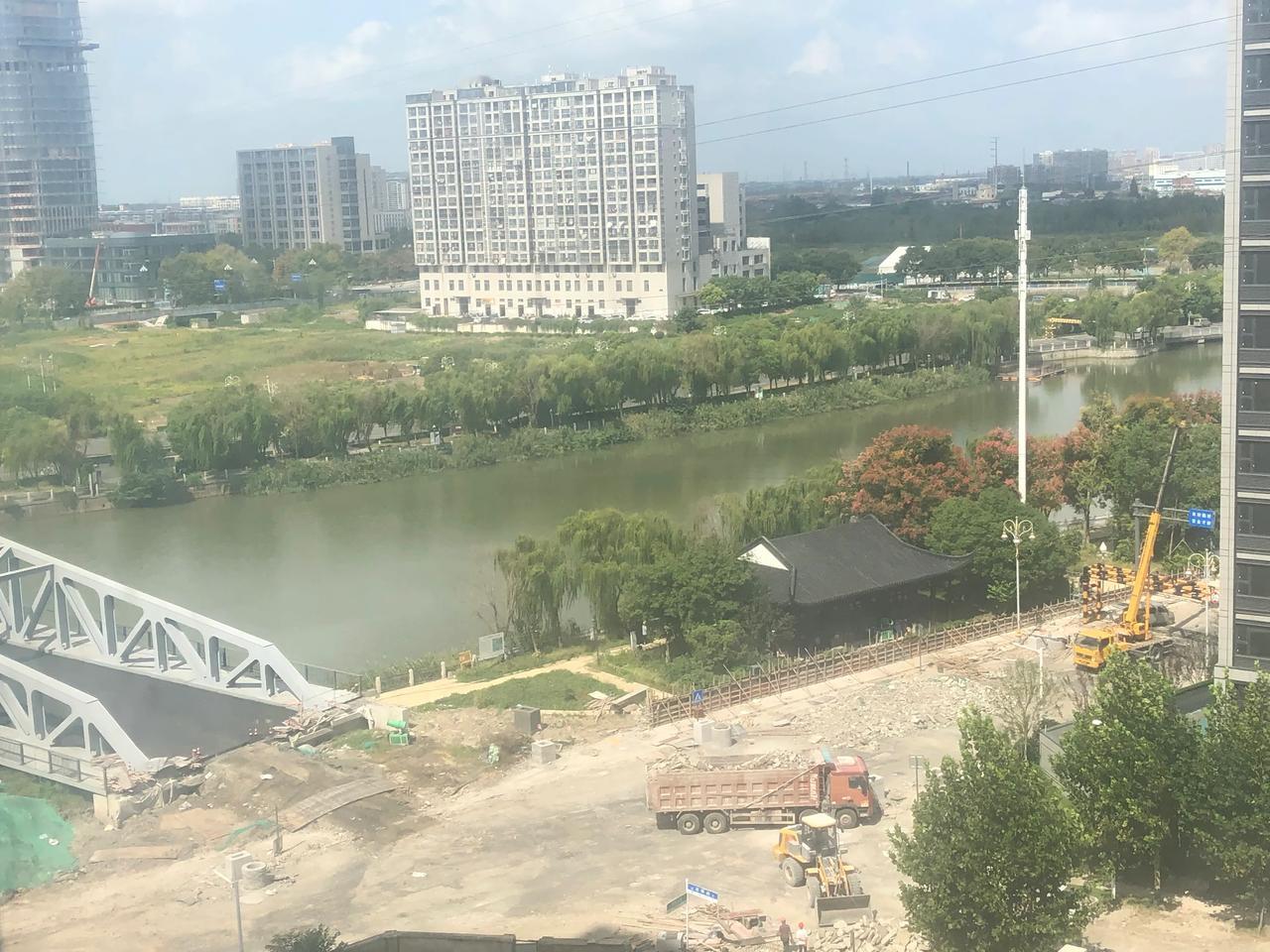 串场路上的限高门架，因为新建的桥必须升高。印象中才装了时间不长，为什么不能做到部