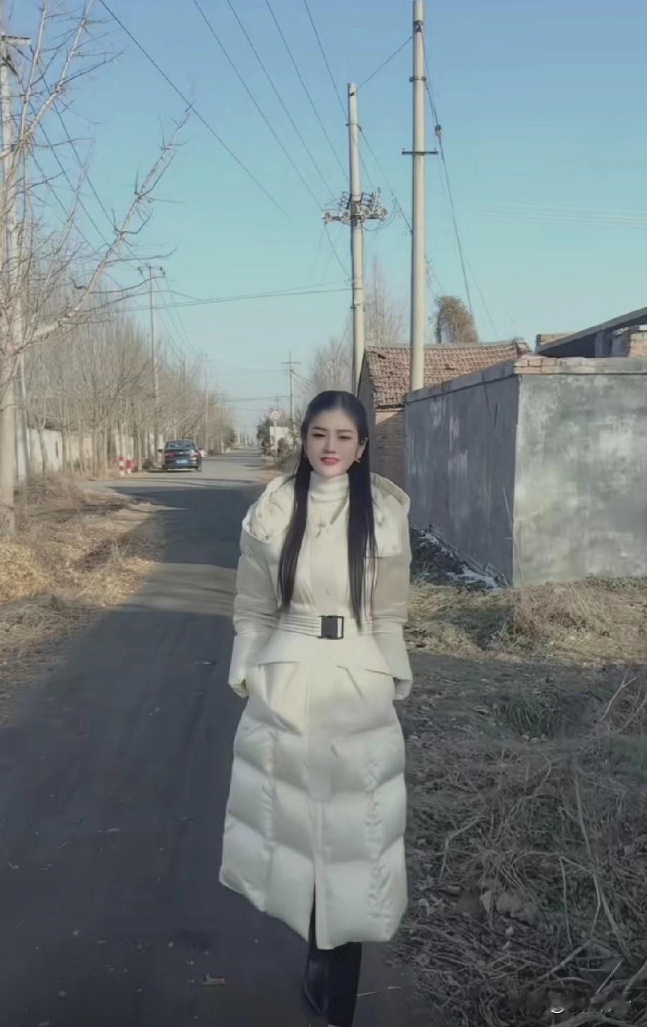 她梳着晨光
发丝间漏下几粒鸟鸣
却不知黄昏正站在背后
收拢她散落的碎影