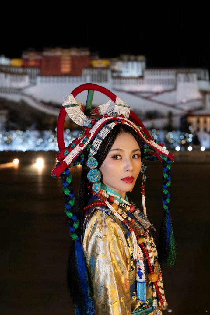 刘涛民族风造型  刘涛的民族风造型真是惊艳四座，与她的气质完美契合，年味十足！今