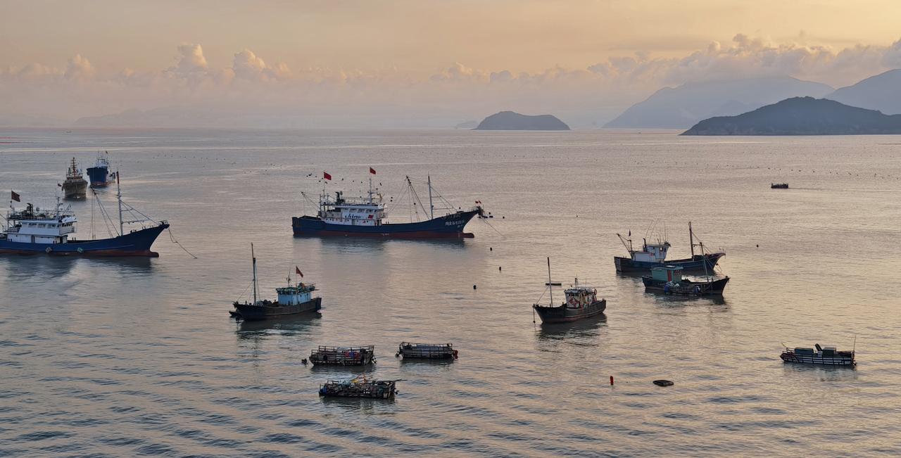 #福建旅行# 傍晚时分来到霞浦东壁村观海。夕阳的余晖洒在海面上，波光粼粼，如梦如
