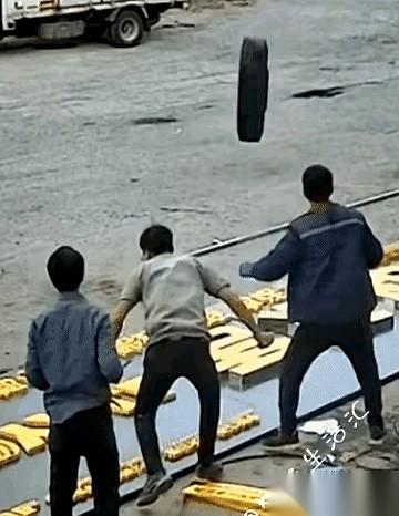 一个几百斤重的失控轮胎，正带着风声直勾勾地朝三个人后背碾过去！但这三个人还蹲在地