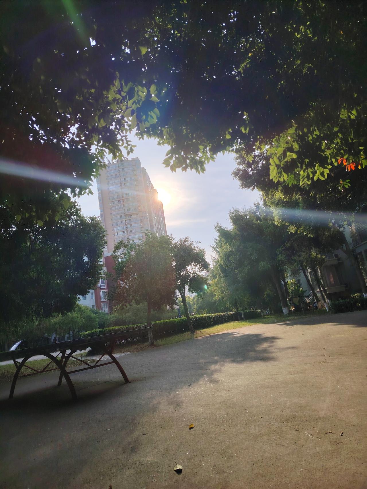 抛开钱不谈，我最缺失的，是曾经的自己。
 
结婚之后，重心全放在孩子和家庭身上。
