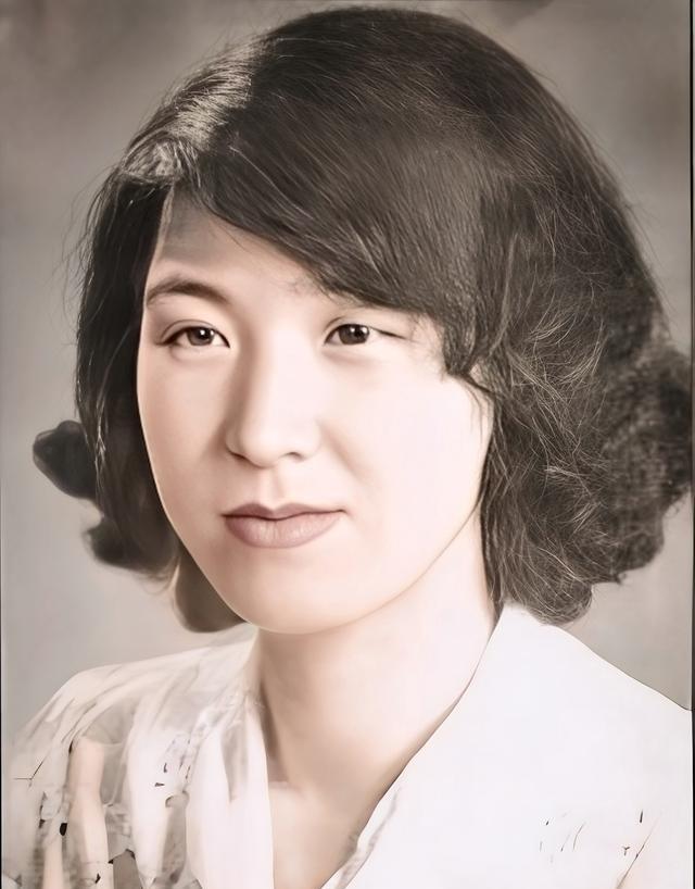 1943年，李玉琴在学校的安排下到照相馆拍下了这张照片，不久后，她就被选入宫中成
