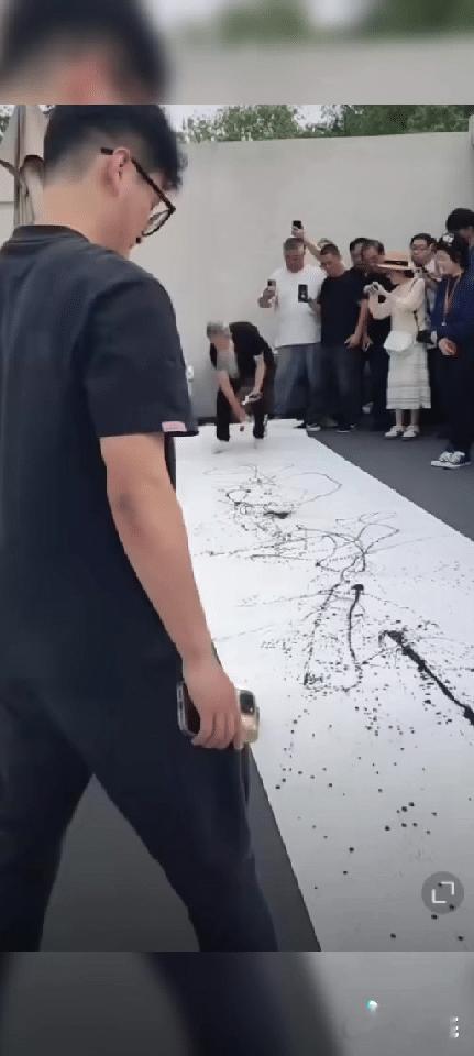 大师又发明了最新作画方式
这种画画方式很新颖
还得是大师
其他人是想不到的