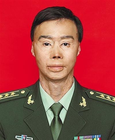 1995年某天，一个19岁解放军男孩坐公交车回部队。途中车没油了，司机停下车去加