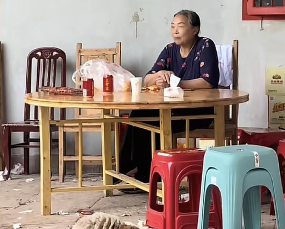 其实谢浩男外婆才是最坚强的人
昨天谢炜琳发视频说的一番话被猛赞

很多人说许健华