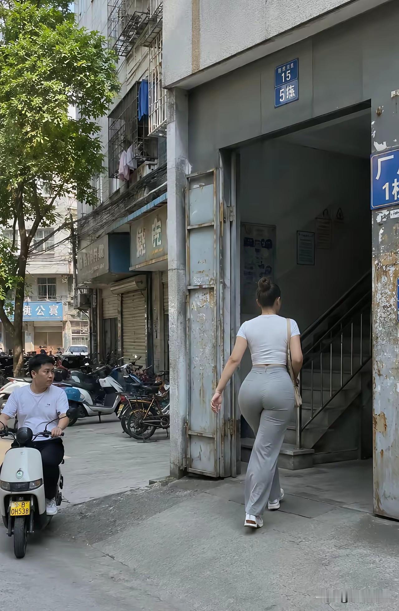 休言寒地无春色，
陋巷深处藏美人。[爱慕][爱慕][爱慕]
晚风落旧巷 莫道洛城