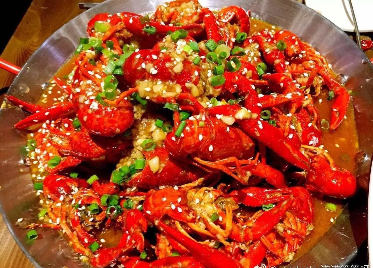 这个话题很有意思，国内的季节性美食在国外竟然造成恐慌。

除了大闸蟹，好有好多中