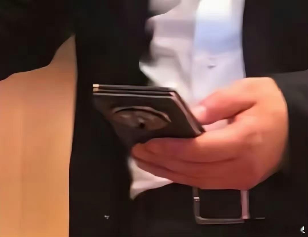 这是华为三折叠？镜头Deco看起来和mate x5挺像的，什么时候发布啊，好想体