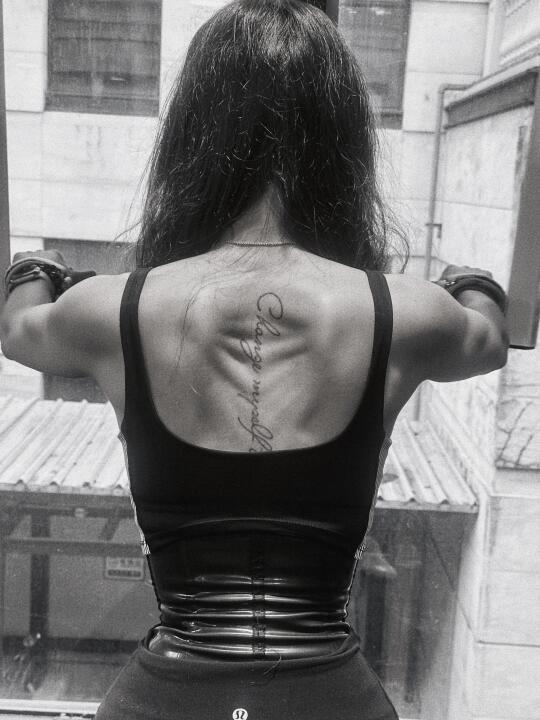 这背练的拉丝了！肌肉才是女生真正的奢侈品