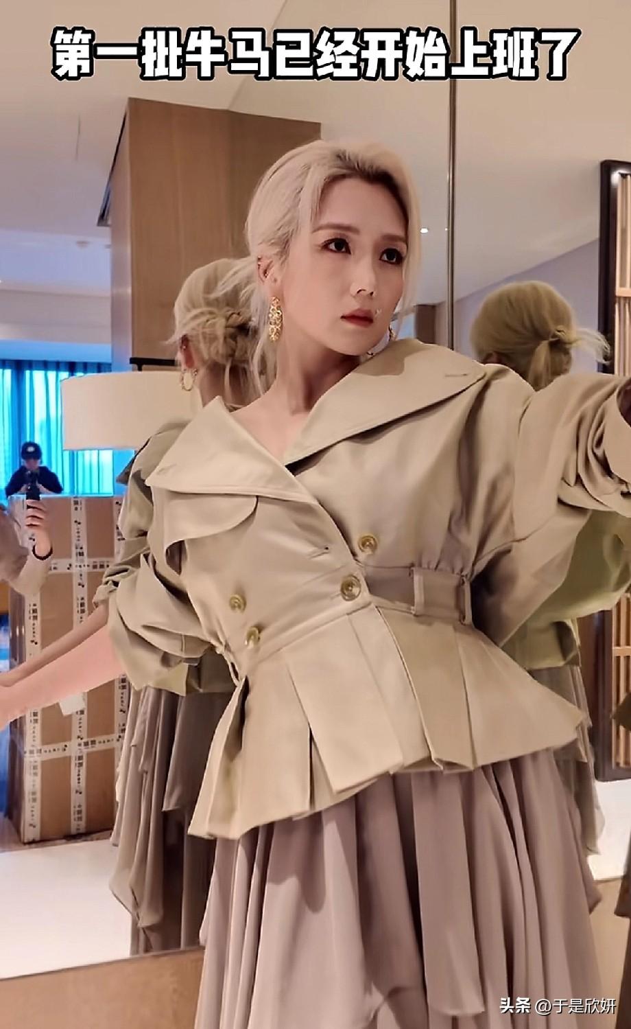 何洁家雇3个保姆还喊穷，网友炸了：我们一个都请不起，凭什么卖惨。
 
何洁直播哭