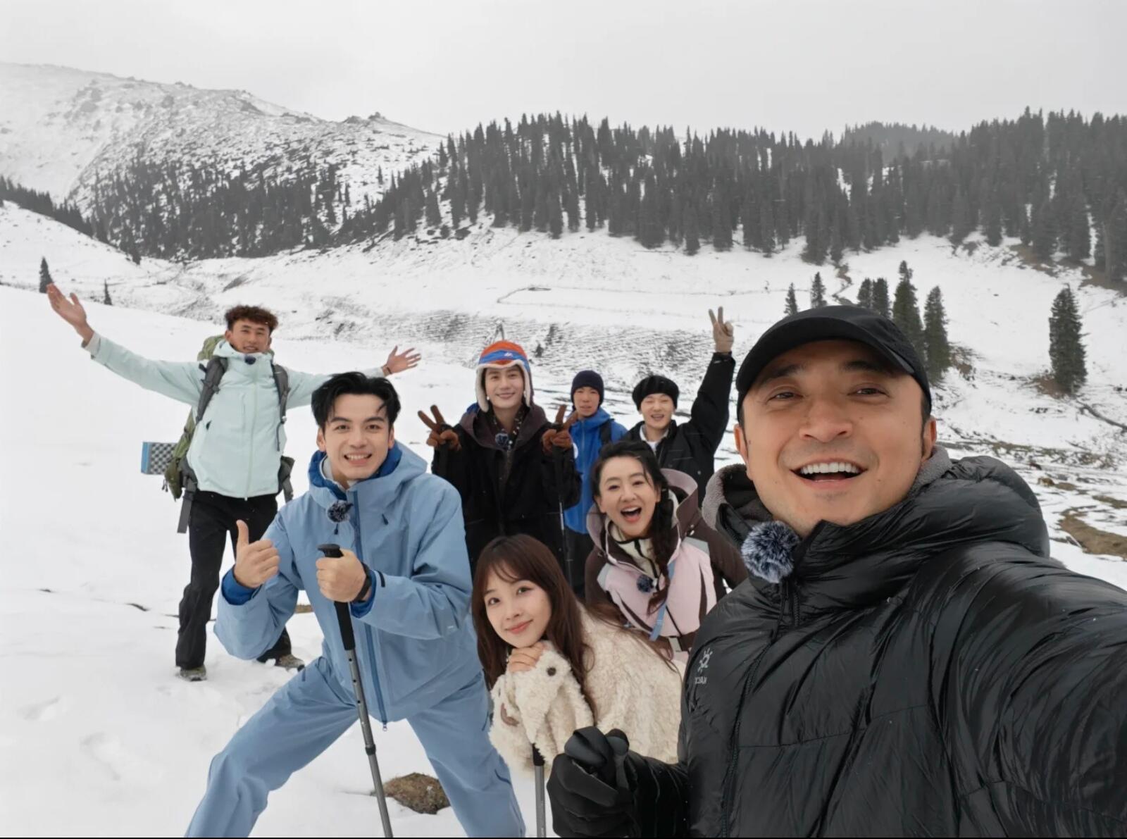尼格买提差点以为滑雪场开板了尼格买提仿佛接了滑雪综艺满屏雪景让人误以为是滑雪综艺
