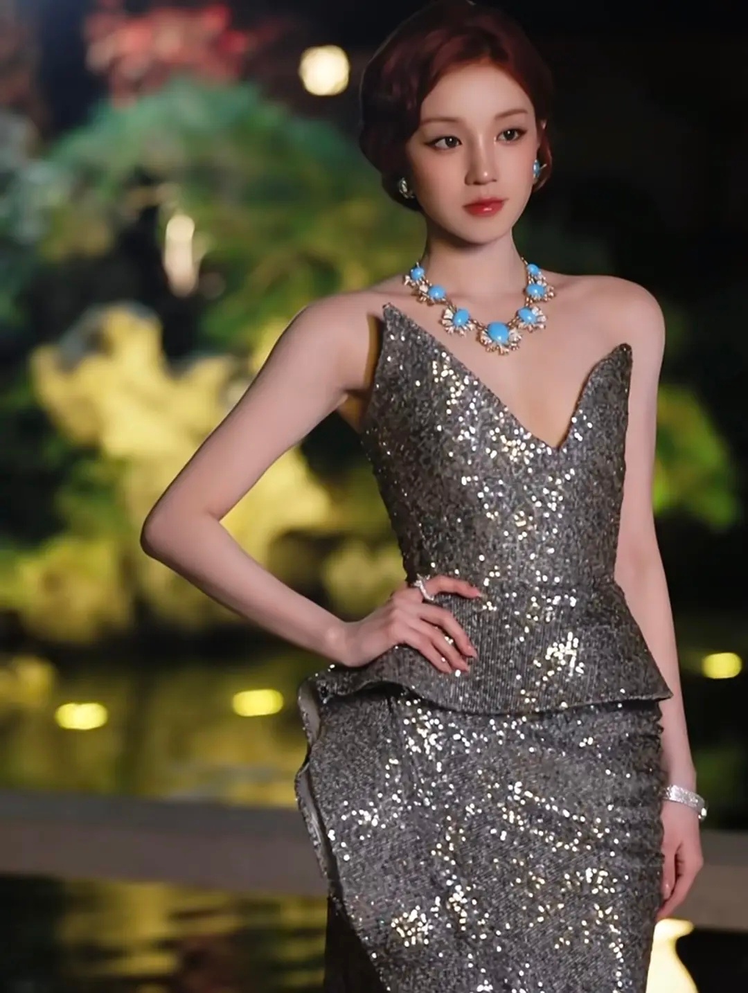 第一次见这么御姐范儿的宋雨琦，高珠造型一上身高贵又典雅。 