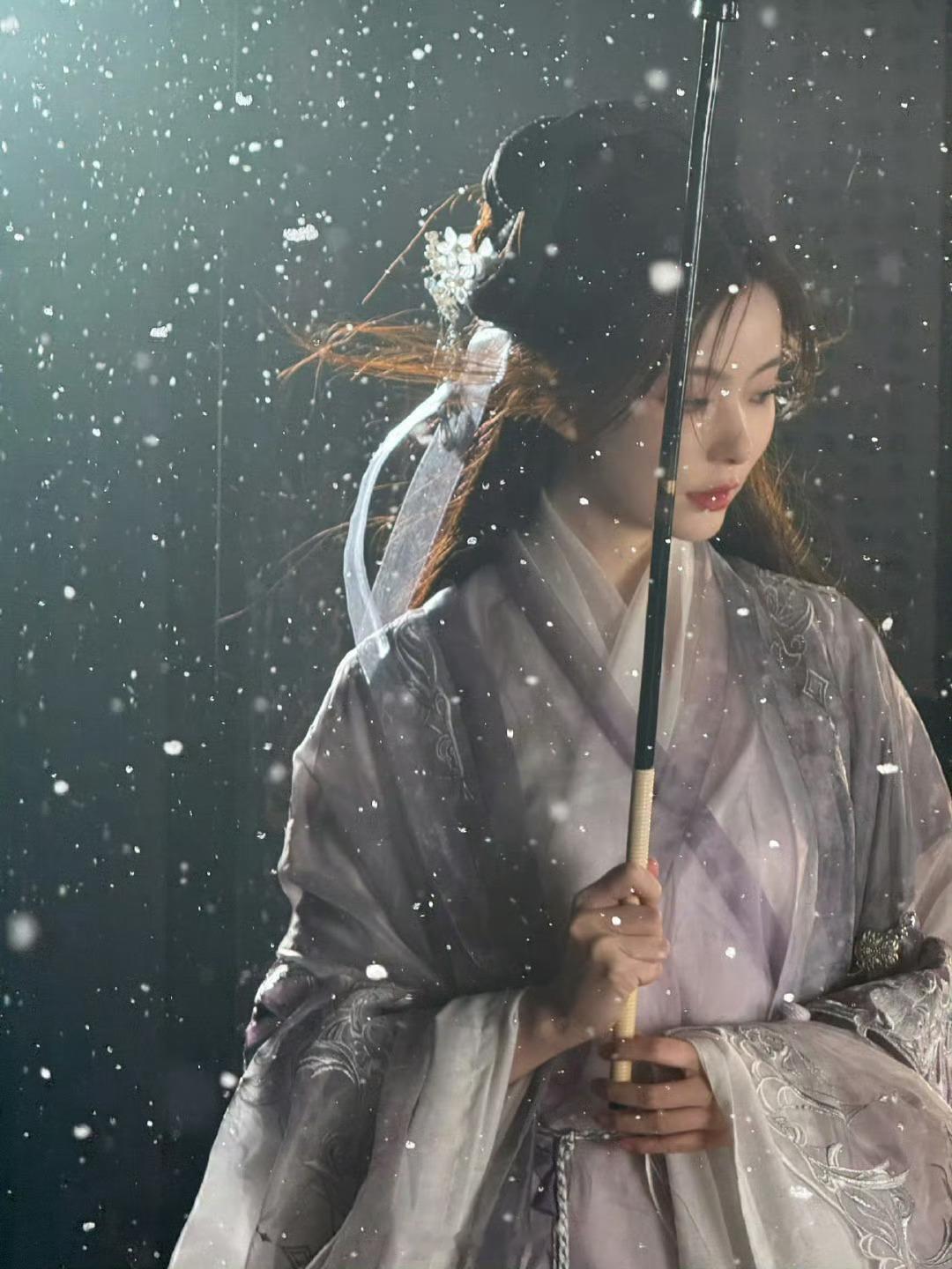 陈卓璇怎么美成这样 新团队+陈卓璇=王炸组合！这组雪中古风大片直接美出圈，紫衣飘