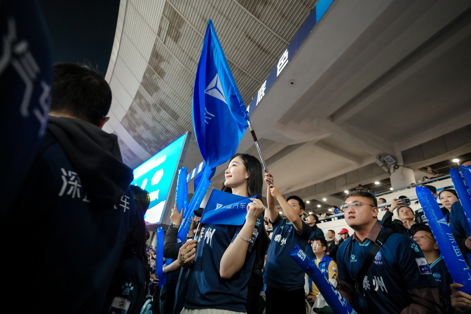 蓝色应援海刷屏！原来泰州队的逆袭背后，站着汽车圈的“破局狠角色”深蓝！从赛季初不