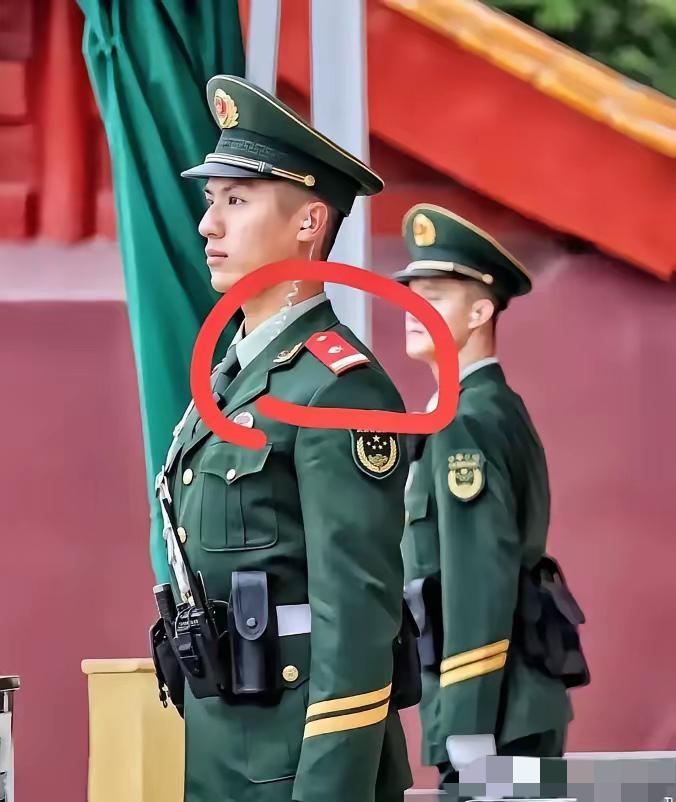 考考你眼力，这是什么军衔？