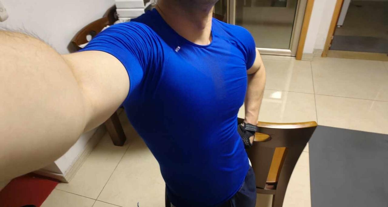 今日份打卡（最爱克莱因蓝😂）
健身人健身魂 日常打卡